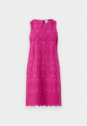 Fukszia ujjatlan ruha, bonyolult csipkeszerű mintákkal és kivágásokkal, ívelt szegéllyel. Klasszikus kerek nyakkivágás.