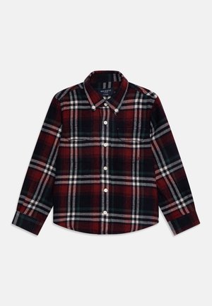 Camisa de cuadros roja, negra y blanca de manga larga con botones y cuello, colocada plana sobre un fondo blanco.