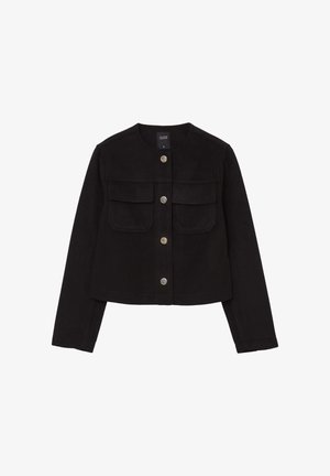 Veste noire courte en tissu doux avec un col rond, fermeture à boutons sur le devant et deux poches poitrine. Accents en métal.