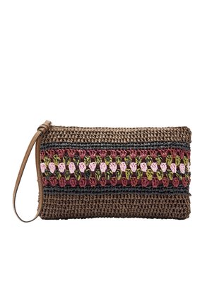 Rechthoekige bruine geweven clutch met een polsbandje en een horizontale band van roze, bordeaux, groen en zwart geweven patroon over het midden.