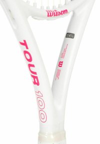 Witte Wilson tennisracket met een roze "TOUR 100" en maatlabel 2 4 1/4 op het frame.