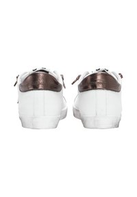 Des baskets blanches avec un accent en bronze brillant sur le talon et des détails en argent sur la semelle, présentant un design lisse et une texture contrastante.