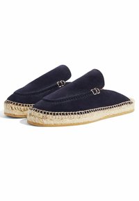Granatowe zamszowe buty wsuwane z plecionymi juta podeszwami, z gładką powierzchnią, detalami stichy i niskoprofilowym designem.