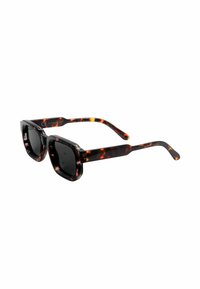 Occhiali da sole con motivo tartarugato e lenti nere, dotati di una montatura rettangolare spessa e tempie larghe. Etichetta di protezione UV visibile.