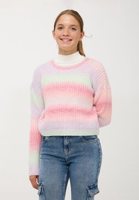 Wielokolorowy sweter dzianinowy z poziomymi paskami w pastelowych odcieniach różu, fioletu i zieleni, z długimi rękawami i prążkowaną teksturą.