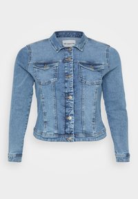 Veste en denim de couleur bleu clair avec un col classique, une fermeture à boutons à l'avant, deux poches poitrine et des détails de couture contrastés.