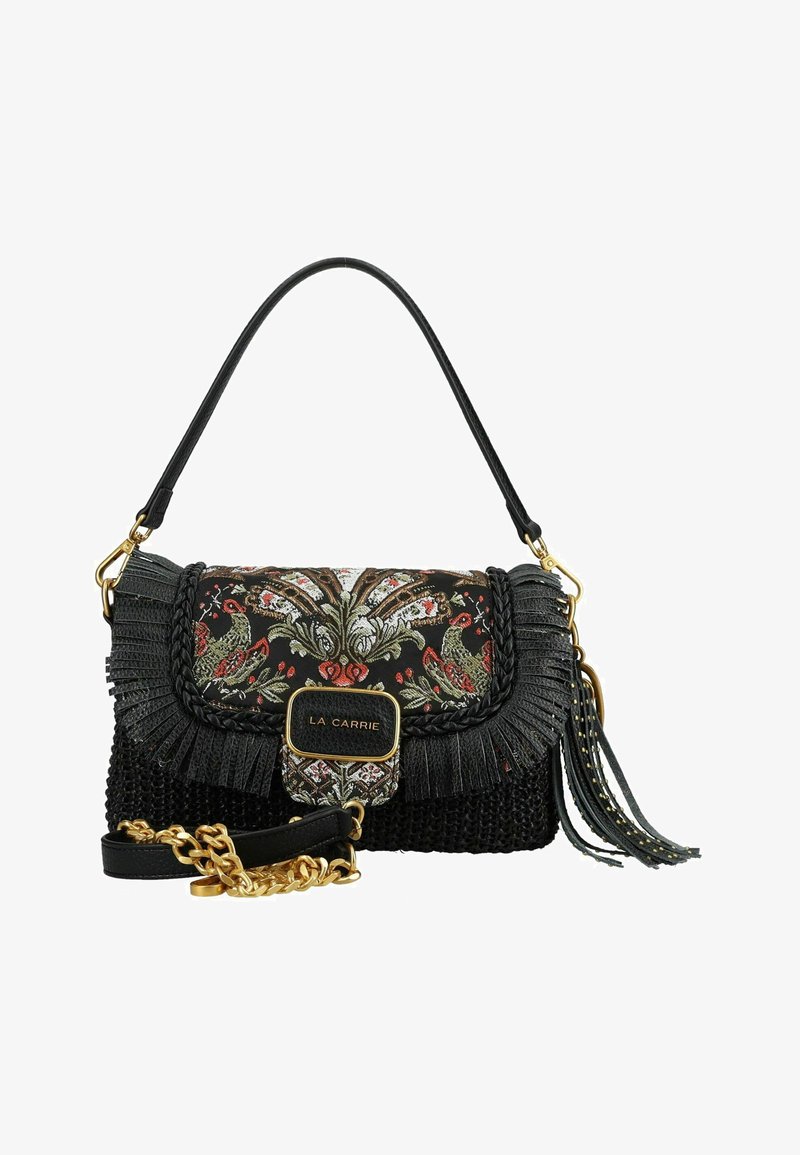 Bolso La Carrie negro con bordado floral, ribete trenzado, detalles de flecos, cadena dorada y borla sobre fondo blanco.