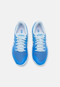 Ténis desportivos azuis com parte superior em malha, atacadores brancos e logótipo Asics. Apresenta uma sola lisa e amortecimento para maior conforto.