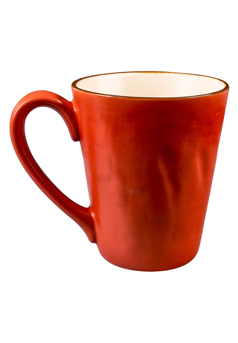 Czerwona ceramiczna filiżanka o gładkiej, błyszczącej powierzchni, zakrzywionym uchwycie, jasnym wnętrzu i cienkiej złotej obręczy wzdłuż górnej krawędzi.