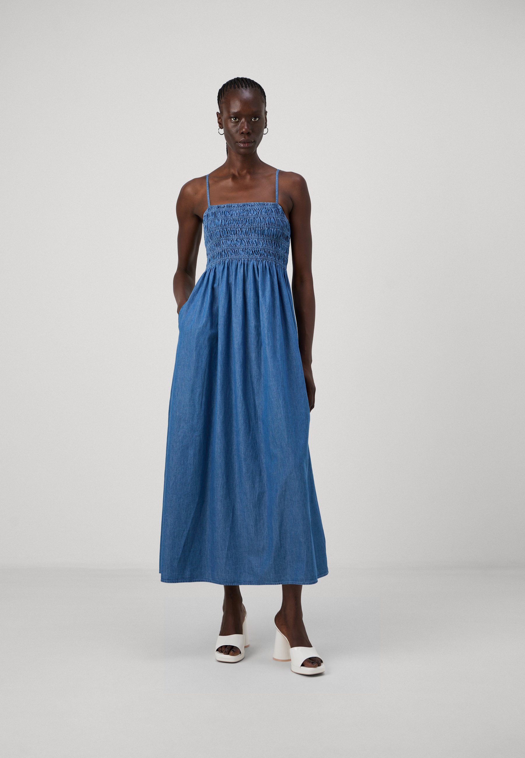Gap Tall SMOCKED DRESS - Denim dress - medium blue/black - Zalando.ie
