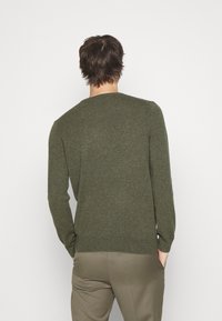 pure cashmere MEN CREW NECK SWEATER - Camisola - military
