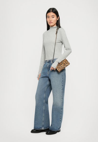 Gray long-sleeve turtleneck, wide-leg blue denim jeans, and a leopard print crossbody bag. Black footwear completes the outfit.