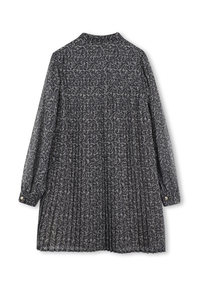 Chemise habillée à manches longues avec un motif paisley noir et gris, design plissé et fermeture à boutons aux poignets.