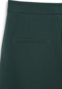 Gonna in tessuto verde con una texture liscia e tasca posteriore dotata di un sottile ribattino rettangolare. Design dritto con una finitura sartoriale.
