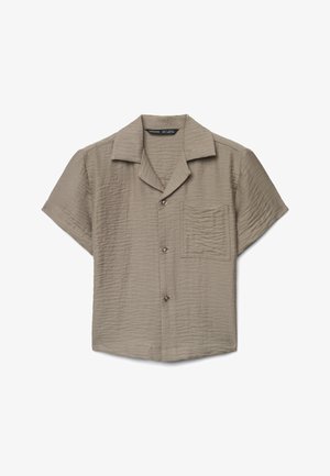Camicia a maniche corte in tessuto marrone chiaro con trama, caratterizzata da colletto, tasca frontale con motivo stropicciato e chiusura con bottoni.