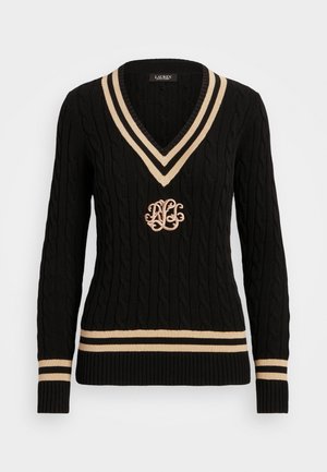Zwarte kabelgebreide V-hals trui met beige dubbele streep langs kraag, manchetten en zoom, en een beige geborduurd monogram op de borst.