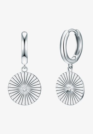 Sølvdråbeøreringe med et cirkulært design, der har et solstrålemønster og en central ædelsten. Struktureret overflade med en poleret hoop.