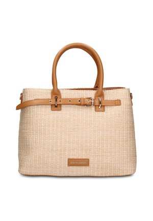 Beige gevlochten handtas met lichtbruine leren handvatten en een ceintuurdetaillering, met een klein "pierre cardin" label aan de voorkant.
