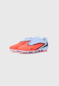 Nike nogometne kopačke imaju gradijent svijetlo narančaste i svijetlo plave boje, teksturirani gornji dio, s crnim detaljima i više štiftova za bolje prianjanje.