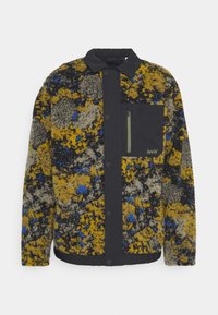 Kurtka z polaru o czarnym korpusie z fakturowanym wzorem w odcieniach żółtego, niebieskiego i szarego; zapięcie na guziki; kieszeń na piersi z zielonym zamkiem błyskawicznym.