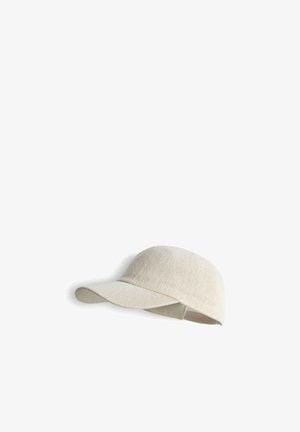 Berretto da baseball beige lavorato a maglia con visiera curva, mostrato su sfondo bianco.