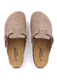 Sabots en feutre marron avec une forme courbée. Présentent une boucle sur le côté et une semelle intérieure de couleur naturelle avec une marque imprimée. Semelle extérieure en caoutchouc.