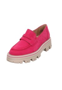 Mocassin en daim rose avec un panneau avant surélevé, semelle beige épaisse et détails texturés le long du bord. Semelle épaisse pour une meilleure traction.