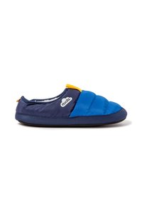 Pantuflas acolchadas en azul y marino con forro suave, suela de goma y un acento amarillo en el talón, con un logotipo en el lateral.