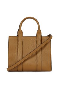 Sac à main en cuir tan avec une texture granuleuse, doté de deux poignées supérieures, d'une bandoulière amovible et d'accents de couture verticaux.