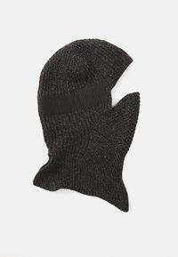Svart strikket balaklava med ribbet tekstur, som har en ensfarget svart stripe ved pannen og spidse åpninger for øynene og munnen.