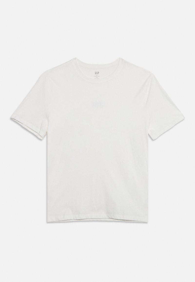 Απλό λευκό κοντομάνικο T-shirt με στρογγυλή λαιμόκοψη και μικρό, αχνό ανάγλυφο λογότυπο στο στήθος, τοποθετημένο επίπεδα σε λευκό φόντο.