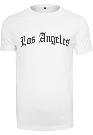 Balta medvilnė marškinėliai trumpomis rankovėmis, su ryškiu juodu tekstu, kuris skaitomas "Los Angeles" puošniu šriftu per priekį.