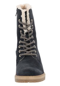 Botas de tobillo negras de ante con cordones, que cuentan con un forro de pelo sintético, cordones en contraste y una suela de goma resistente con textura.