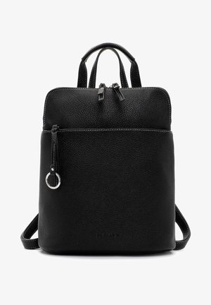 Černý kožený batoh s texturovaným povrchem, horními uchy, nastavitelnými popruhy, přední kapsou na zip a decentním logem embosovaným na spodní straně.