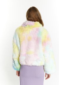 Faux fur jakke med et pastelfarvet regnbuemønster, der har en bred krave og overdimensionerede ærmer. Blød tekstur med en let cropped pasform.