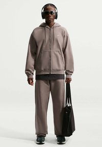 Неизбран, mink brown mink brown white