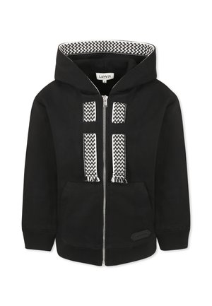 Zwarte hoodie met een ritssluiting aan de voorkant, voorzien van geweven witte zigzagaccenten op de borst en capuchon, en een geweven zwart logo-opdruk aan de onderrand.
