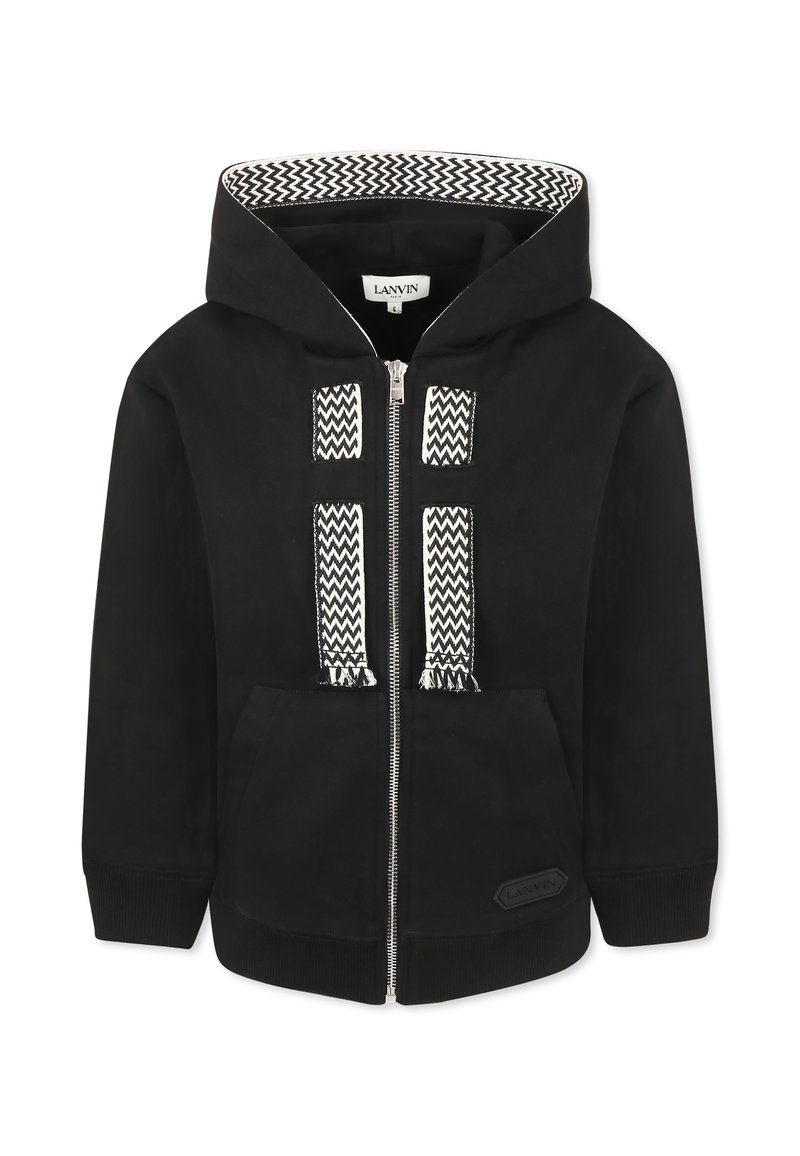 Felpa nera con zip frontale, caratterizzata da accenti a zigzag bianchi tessuti sul petto e sul cappuccio, e una patch in rilievo nera con il logo sull'orlo.