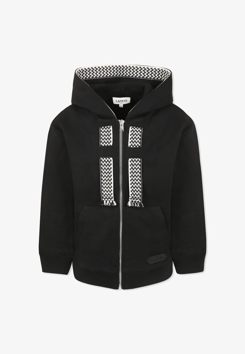 Hoodie noir avec zip sur le devant, présentant des accents en zigzag blanc tissés sur la poitrine et la capuche, ainsi qu'un patch logo texturé noir à l'ourlet.