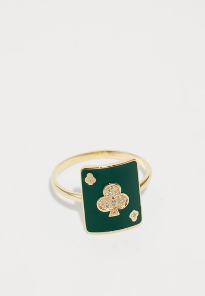Guldring med et grønt rektangulært ansigt med et glitrende gold shamrock design og to små accentblomster på hver side.
