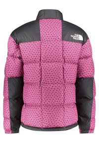 Chaqueta acolchada con un patrón rosa en el cuerpo y mangas negras, que cuenta con secciones acolchadas y un cuello alto, fabricada con un material ligero.