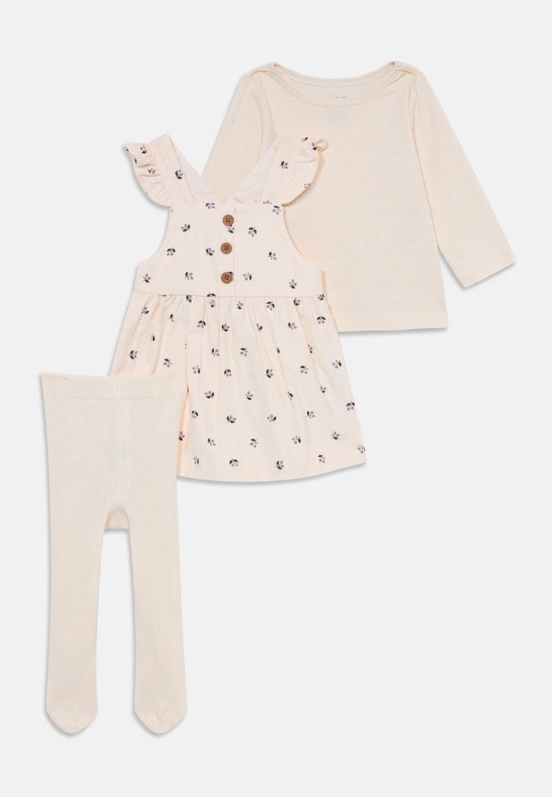 Kremfarget babyklærsett med langermet topp, blomstret kjole med knapper og volanger, sammen med matchende strømpebukser.