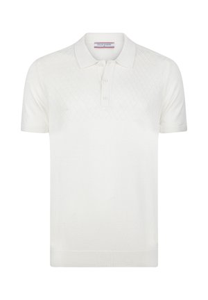 Polo de manga corta en blanco, con un patrón texturizado de punto de diamante, tapeta de tres botones y puños y dobladillo acanalados.