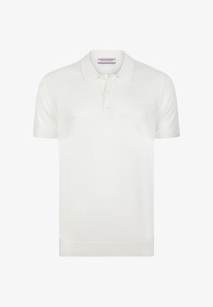 Polo de manga corta en blanco, con un patrón texturizado de punto de diamante, tapeta de tres botones y puños y dobladillo acanalados.