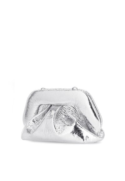Clutch bag metallica argento con design increspato, caratterizzata da una superficie liscia e chiusura a cornice superiore. Forma rettangolare compatta, senza hardware visibile.