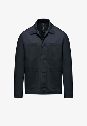 Ciemnogranatowa kurtka zapinana na guziki z czterema przednimi kieszeniami, długimi rękawami i kołnierzykiem koszulowym, prezentowana na białym tle.