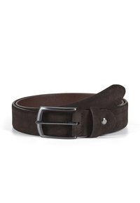Cinturón de ante marrón oscuro con una elegante hebilla metálica rectangular, interior de cuero suave y un sutil detalle de costura a lo largo de los bordes.