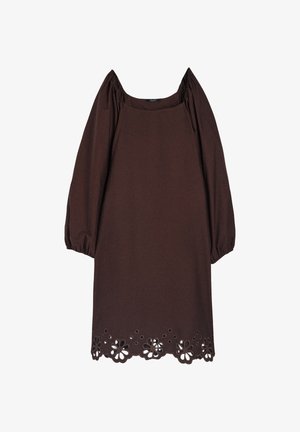 Brązowa sukienka do kolan z kwadratowym dekoltem i bufkami. Posiada kwiatowy wzór z wycięciami na dolnej krawędzi. Miękka, teksturowana tkanina.