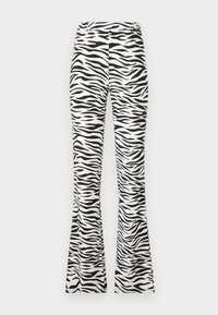 Pantalon évasé à imprimé zèbre noir et blanc avec taille élastique, présenté sur un fond uni.