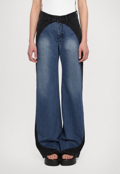 Jeans z szerokimi nogawkami wykonane z denimu, prezentujące wzór w blokach kolorystycznych: ciemnoniebieskie po bokach, jasnoniebieski środek, o gładkiej fakturze i wysokim stanie.